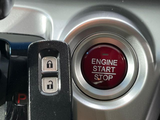 �yHonda�X�}�[�g�L�[�z�J�o����|�P�b�g�ɓ��ꂽ�܂܂ł��h�A�̎{���E�������\�ȃX�}�[�g�L�[�𑕔��B�G���W���̃I���E�I�t�����J�M�����o���K�v����������Ƃ��Ă��֗��ł���