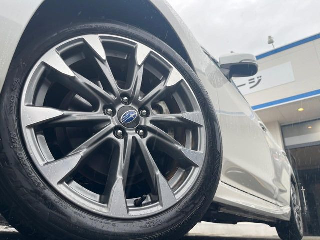 �y����17�C���`�A���~�z�C�[���z�O�ςɃ}�b�`���������A���~�z�C�[���𑕒����Ă���܂��B�e��ЊO�A���~�z�C�[����A�X�^�b�h���X�^�C�����戵�����Ă���܂��B���񂲑��k����������