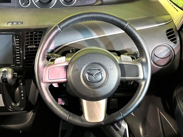 �C���e���A�ɍ��킹���f�U�C���̃X�e�A�����O�́A�^�]�������̂��Ƃ��l���A�^�]���₷���`��A�傫���ł��B�����x�A���ۂɐG���Ă��m���߂��������B