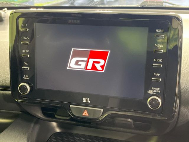 �y8�C���` �f�B�X�v���C�I�[�f�B�I�z���ʂ̃f�B�X�v���C��AppleCarPlay��AndroidAuto�����p�\�B�傫�ȉ�ʂŃX�}�z�i�r�A�v���������p���������܂���