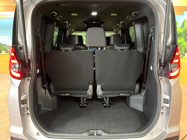 積み下ろしのしやすいデッキにはたっぷりと荷物を積み込んでいただけます。遊びから仕事まで、様々なシーンで頼れます♪
