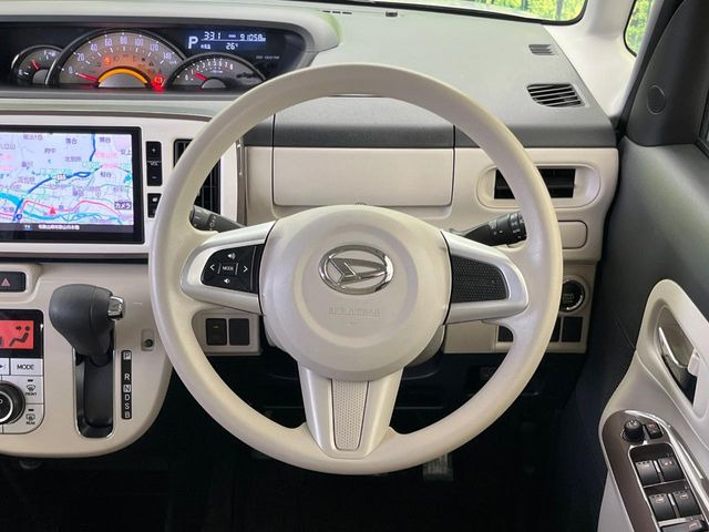 �C���e���A�ɍ��킹���f�U�C���̃X�e�A�����O�́A�^�]�������̂��Ƃ��l���A�^�]���₷���`��A�傫���ł��B�����x�A���ۂɐG���Ă��m���߂��������B