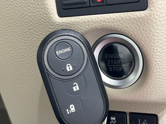 �yHonda�X�}�[�g�L�[�z�J�o����|�P�b�g�ɓ��ꂽ�܂܂ł��h�A�̎{���E�������\�ȃX�}�[�g�L�[�𑕔��B�G���W���̃I���E�I�t�����J�M�����o���K�v����������Ƃ��Ă��֗��ł���