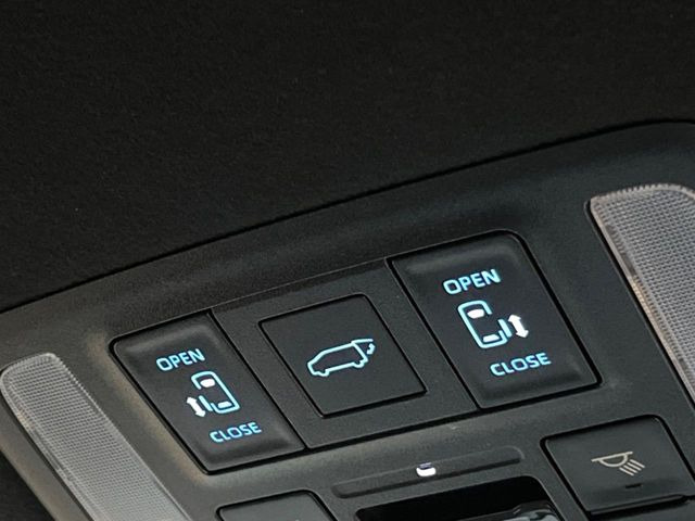 【パワーバックドア】スマートキーや運転席のボタンを押すだけでリアゲートが自動で開閉します!荷物を持っている時や、高い位置にあるバックドアを閉める際に便利な機能です♪