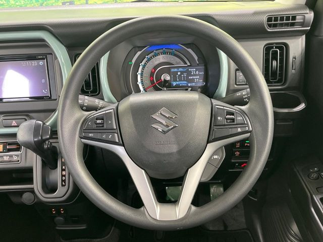 �C���e���A�ɍ��킹���f�U�C���̃X�e�A�����O�́A�^�]�������̂��Ƃ��l���A�^�]���₷���`��A�傫���ł��B�����x�A���ۂɐG���Ă��m���߂��������B