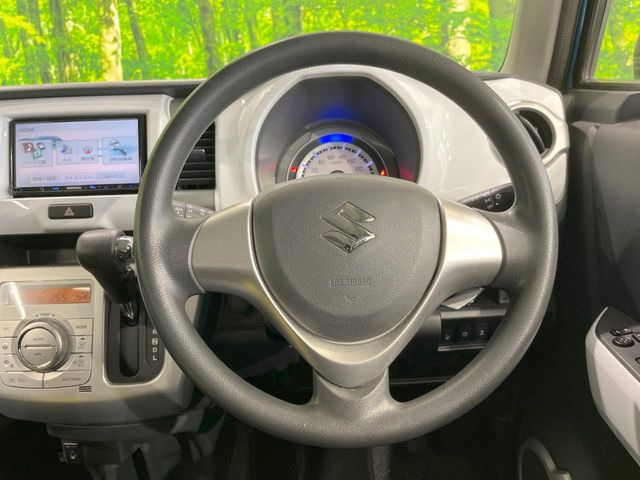 �C���e���A�ɍ��킹���f�U�C���̃X�e�A�����O�́A�^�]�������̂��Ƃ��l���A�^�]���₷���`��A�傫���ł��B�����x�A���ۂɐG���Ă��m���߂��������B