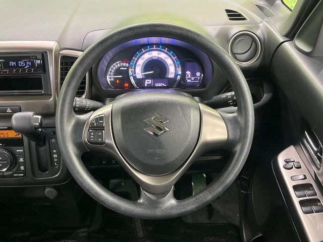 �C���e���A�ɍ��킹���f�U�C���̃X�e�A�����O�́A�^�]�������̂��Ƃ��l���A�^�]���₷���`��A�傫���ł��B�����x�A���ۂɐG���Ă��m���߂��������B
