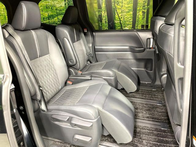 後部座席も気になるようなキズ・汚れやへたり等、大きなダメージはなく、良好な状態です。