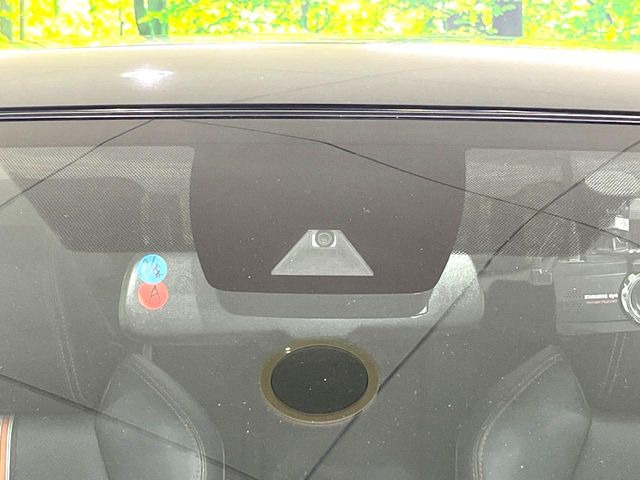 【トヨタセーフティセンス】走行中に前方の車両等を認識し、衝突しそうな時は警報とブレーキで衝突回避と被害軽減をアシスト。より安全にドライブをお楽しみいただけます。