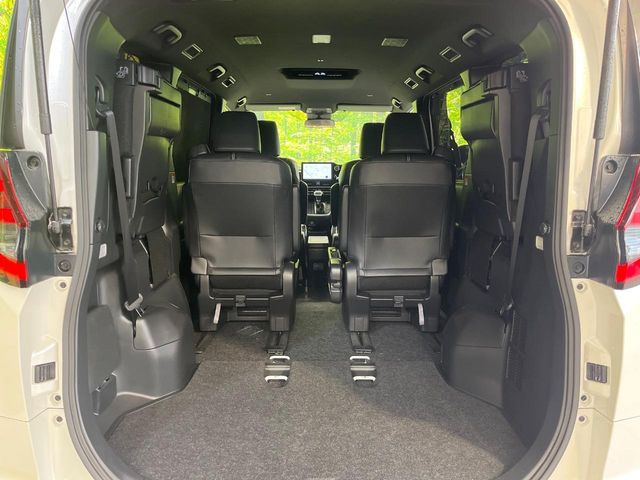 普段のお買い物や通勤、送迎等に十分な荷室スペースを確保しております。セカンドシートを倒すと、大きな荷物の積載も可能です♪
