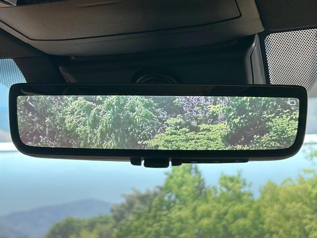 【デジタルインナーミラー】後席の大きな荷物や同乗者で後方が確認しづらい時でも安心!カメラが撮影した車両後方の映像をルームミラー内に表示。クリアな視界で状況の確認が可能です!