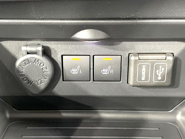 【シートヒーター】寒い日に重宝するシートヒーター!エアコンより早く温まってくれるので寒がりの人も安心ですね♪エアコンの温風は乾燥するから苦手、という方にもをおすすめです。