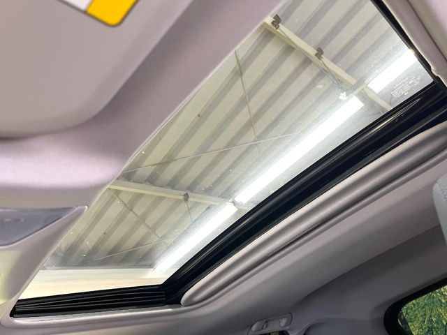 【サンルーフ】ボタンひとつで開閉可能!開放感たっぷりのサンルーフが装着されています!車内に明かりを取り入れたり景色を楽しむ以外にも、よどみがちな車内の空気も簡単に換気できて快適です!
