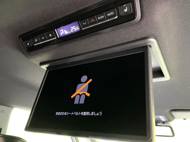 【フリップダウンモニター】大画面モニターで後席でもエンタメをお楽しみいただけます。小さなお子様にも大人気の装備です♪