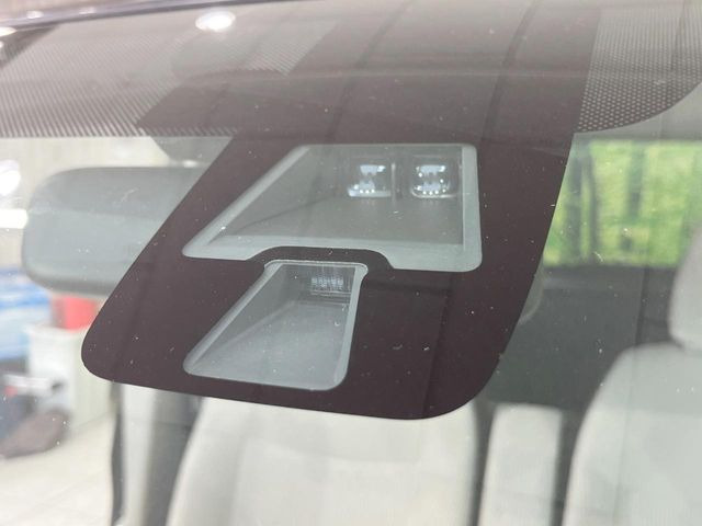 【エマージェンシーブレーキ】走行中に前方の車両等を認識し、衝突しそうな時は警報とブレーキで衝突回避と被害軽減をアシスト。より安全にドライブをお楽しみいただけます。