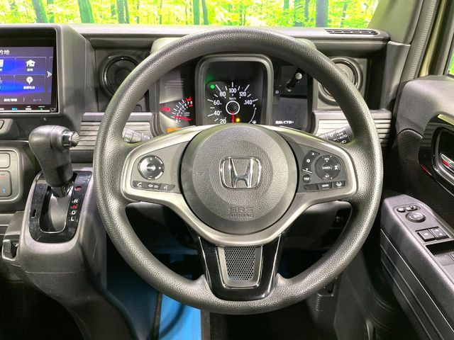 �C���e���A�ɍ��킹���f�U�C���̃X�e�A�����O�́A�^�]�������̂��Ƃ��l���A�^�]���₷���`��A�傫���ł��B�����x�A���ۂɐG���Ă��m���߂��������B