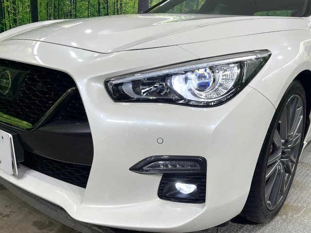 �C���e���A�ɍ��킹���f�U�C���̃X�e�A�����O�́A�^�]�������̂��Ƃ��l���A�^�]���₷���`��A�傫���ł��B�����x�A���ۂɐG���Ă��m���߂��������B
