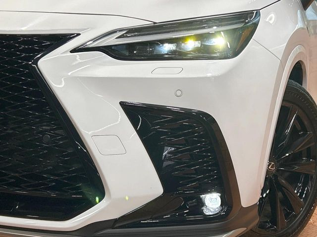 【三眼LEDヘッドライト】スタイリッシュな見た目の三眼LEDヘッドライトを装備♪スタイルだけでなく、夜間の走行も視界良好で安心してお乗りいただけます。