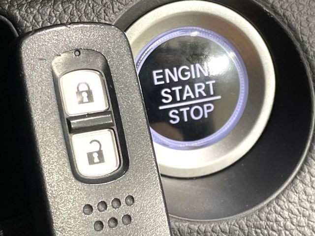 �yHonda�X�}�[�g�L�[�z�J�o����|�P�b�g�ɓ��ꂽ�܂܂ł��h�A�̎{���E�������\�ȃX�}�[�g�L�[�𑕔��B�G���W���̃I���E�I�t�����J�M�����o���K�v����������Ƃ��Ă��֗��ł���