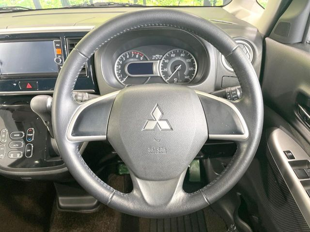 �C���e���A�ɍ��킹���f�U�C���̃X�e�A�����O�́A�^�]�������̂��Ƃ��l���A�^�]���₷���`��A�傫���ł��B�����x�A���ۂɐG���Ă��m���߂��������B