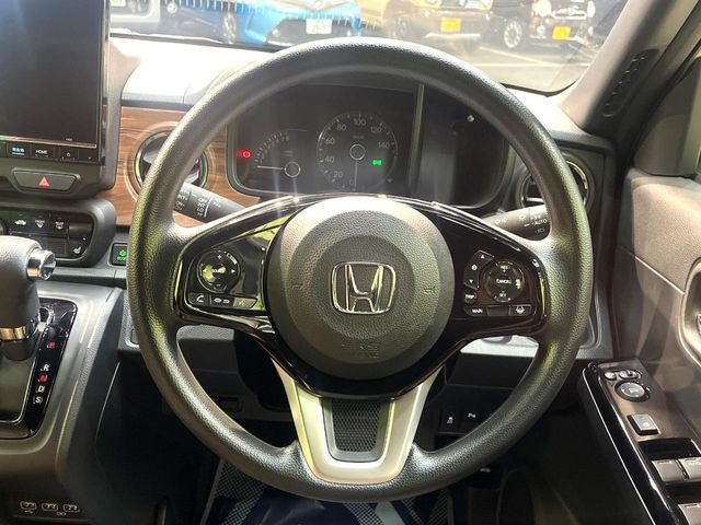 �C���e���A�ɍ��킹���f�U�C���̃X�e�A�����O�́A�^�]�������̂��Ƃ��l���A�^�]���₷���`��A�傫���ł��B�����x�A���ۂɐG���Ă��m���߂��������B