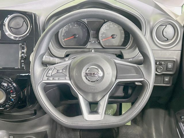 �C���e���A�ɍ��킹���f�U�C���̃X�e�A�����O�́A�^�]�������̂��Ƃ��l���A�^�]���₷���`��A�傫���ł��B�����x�A���ۂɐG���Ă��m���߂��������B