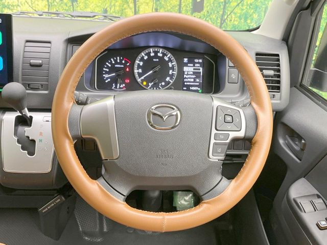 �C���e���A�ɍ��킹���f�U�C���̃X�e�A�����O�́A�^�]�������̂��Ƃ��l���A�^�]���₷���`��A�傫���ł��B�����x�A���ۂɐG���Ă��m���߂��������B