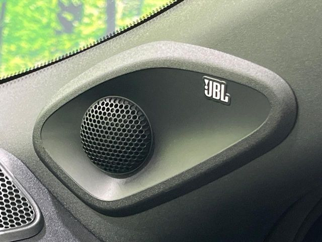 �yJBL�T�E���h�V�X�e���z���[�J�[�I�v�V�����̍��i�ʃT�E���h�V�X�e���𓋍ځB��p�̃`���[�j���O���{���ꂽ�召�l�X�ȃX�s�[�J�[����ǎ��ȃT�E���h���t�ł��A�Տꊴ���ӂ�鉹����Ԃ����o���܂��B