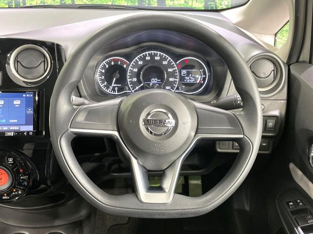 �C���e���A�ɍ��킹���f�U�C���̃X�e�A�����O�́A�^�]�������̂��Ƃ��l���A�^�]���₷���`��A�傫���ł��B�����x�A���ۂɐG���Ă��m���߂��������B