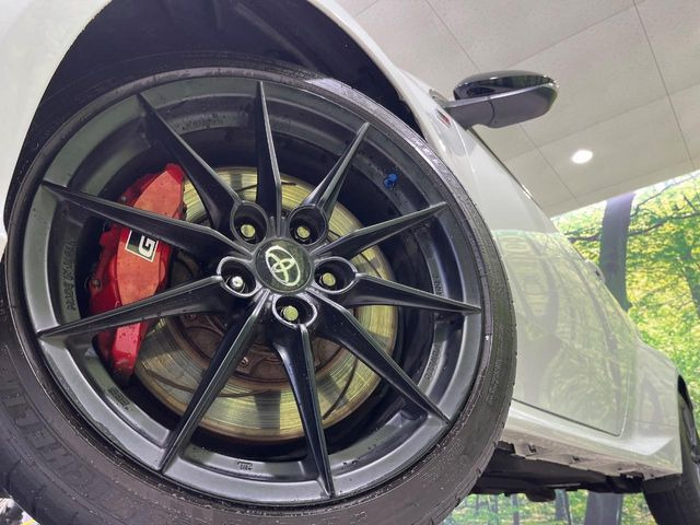 �y�O���[�h��p����18�C���`�A���~�z�C�[���z�f�U�C�����̍��������A���~�z�C�[���𑕒����Ă���܂��B�e��ЊO�A���~�z�C�[����A�X�^�b�h���X�^�C�����戵�����Ă���܂��B���񂲑��k����������