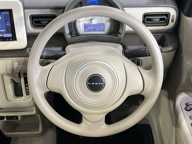 �C���e���A�ɍ��킹���f�U�C���̃X�e�A�����O�́A�^�]�������̂��Ƃ��l���A�^�]���₷���`��A�傫���ł��B�����x�A���ۂɐG���Ă��m���߂��������B