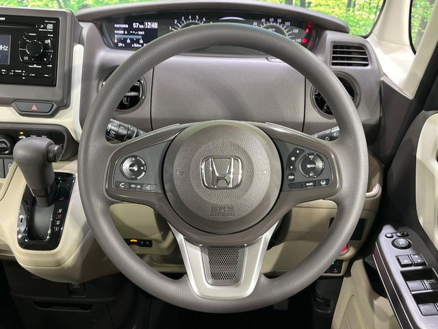 �C���e���A�ɍ��킹���f�U�C���̃X�e�A�����O�́A�^�]�������̂��Ƃ��l���A�^�]���₷���`��A�傫���ł��B�����x�A���ۂɐG���Ă��m���߂��������B