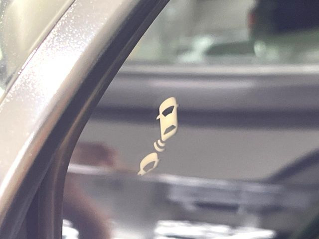 【ブラインドスポットインフォメーション】走行中、ドアミラーの死角になりやすい箇所に後続車が接近するとサイドミラー付近に警告を表示、ドライバーに注意喚起をしてくれます。