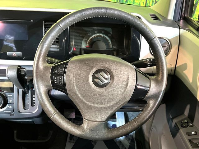 �C���e���A�ɍ��킹���f�U�C���̃X�e�A�����O�́A�^�]�������̂��Ƃ��l���A�^�]���₷���`��A�傫���ł��B�����x�A���ۂɐG���Ă��m���߂��������B