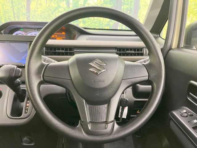 �C���e���A�ɍ��킹���f�U�C���̃X�e�A�����O�́A�^�]�������̂��Ƃ��l���A�^�]���₷���`��A�傫���ł��B�����x�A���ۂɐG���Ă��m���߂��������B