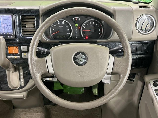 �C���e���A�ɍ��킹���f�U�C���̃X�e�A�����O�́A�^�]�������̂��Ƃ��l���A�^�]���₷���`��A�傫���ł��B�����x�A���ۂɐG���Ă��m���߂��������B