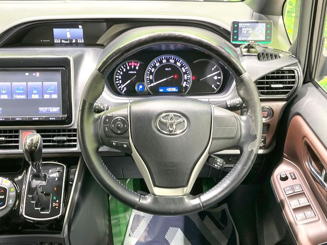 �C���e���A�ɍ��킹���f�U�C���̃X�e�A�����O�́A�^�]�������̂��Ƃ��l���A�^�]���₷���`��A�傫���ł��B�����x�A���ۂɐG���Ă��m���߂��������B