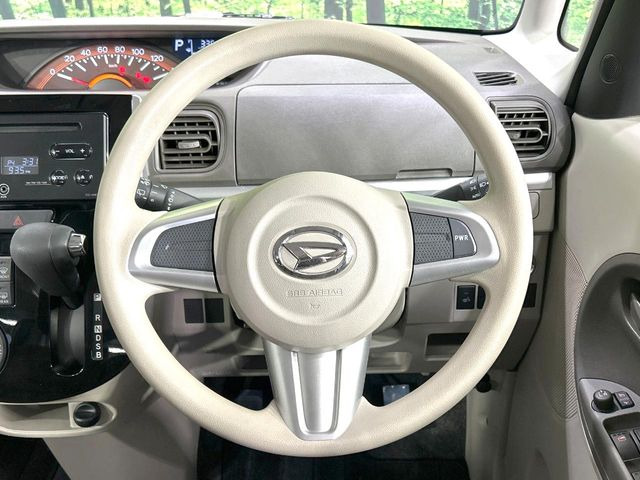 �C���e���A�ɍ��킹���f�U�C���̃X�e�A�����O�́A�^�]�������̂��Ƃ��l���A�^�]���₷���`��A�傫���ł��B�����x�A���ۂɐG���Ă��m���߂��������B