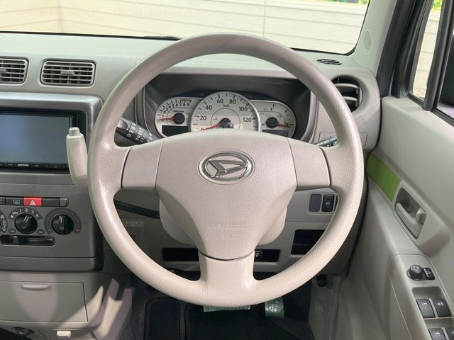�C���e���A�ɍ��킹���f�U�C���̃X�e�A�����O�́A�^�]�������̂��Ƃ��l���A�^�]���₷���`��A�傫���ł��B�����x�A���ۂɐG���Ă��m���߂��������B