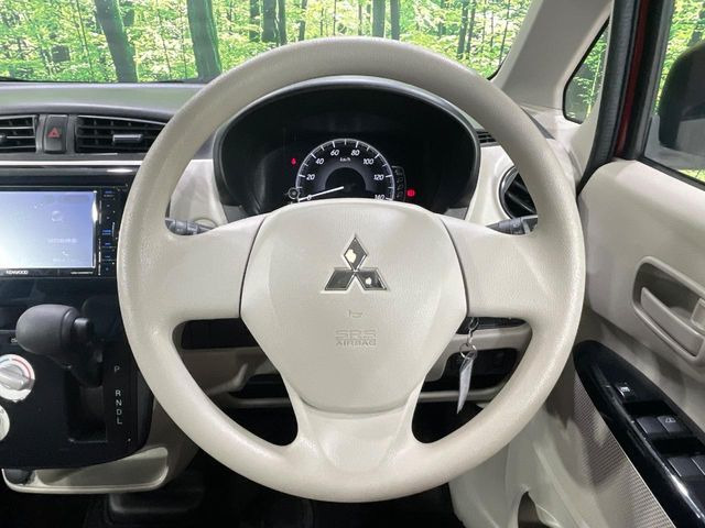 �C���e���A�ɍ��킹���f�U�C���̃X�e�A�����O�́A�^�]�������̂��Ƃ��l���A�^�]���₷���`��A�傫���ł��B�����x�A���ۂɐG���Ă��m���߂��������B