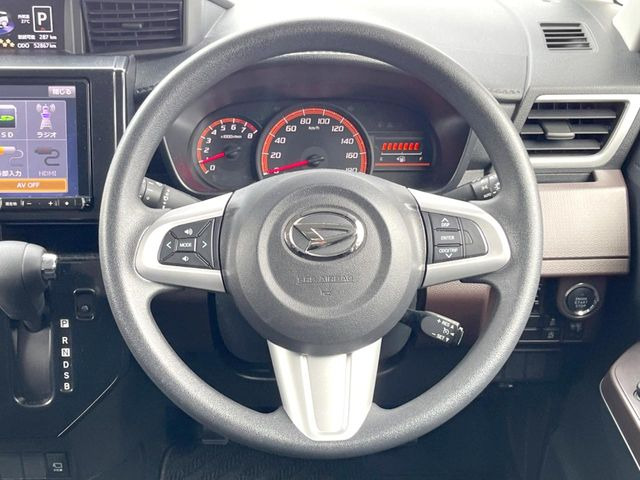 �C���e���A�ɍ��킹���f�U�C���̃X�e�A�����O�́A�^�]�������̂��Ƃ��l���A�^�]���₷���`��A�傫���ł��B�����x�A���ۂɐG���Ă��m���߂��������B
