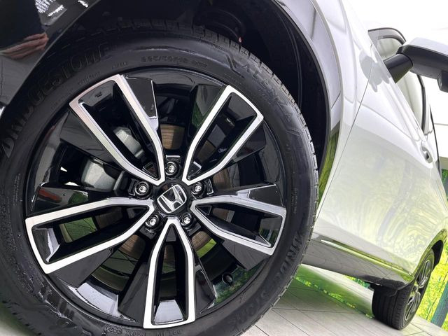 �y����18�C���`�A���~�z�C�[���z�O�ςɃ}�b�`���������A���~�z�C�[���𑕒����Ă���܂��B�e��ЊO�A���~�z�C�[����A�X�^�b�h���X�^�C�����戵�����Ă���܂��B���񂲑��k����������