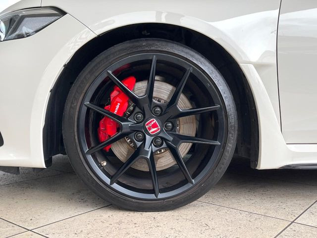 【ブレンボ製キャリパー】ハイパワー車両には強力なブレーキが必須!世界のスーパーカーにも採用されるイタリアの高級メーカー「ブレンボ」を装着!色鮮やかなキャリパーがスポーティな印象を引き立てます♪