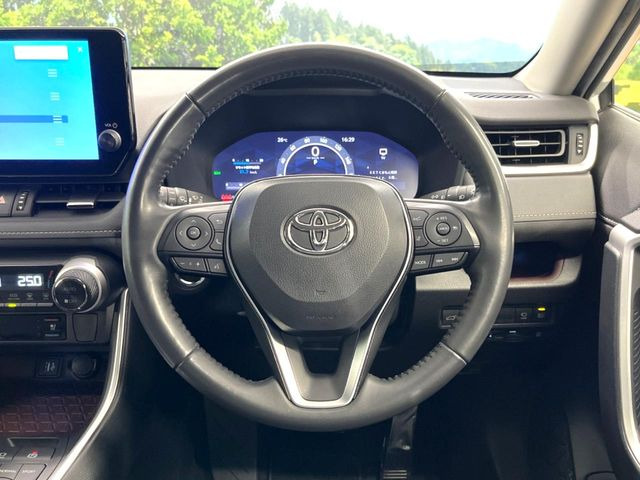 インテリアに合わせたデザインのステアリングは、運転される方のことも考え、運転しやすい形状、大きさです。是非一度、実際に触ってお確かめください。