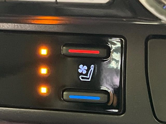 【シートヒーター&ベンチレーション】夏場は涼しい風でお尻や背中の熱やムレを防ぎ、冬はエアコンよりも早く温まってポカポカに!季節を問わず快適に過ごせます。