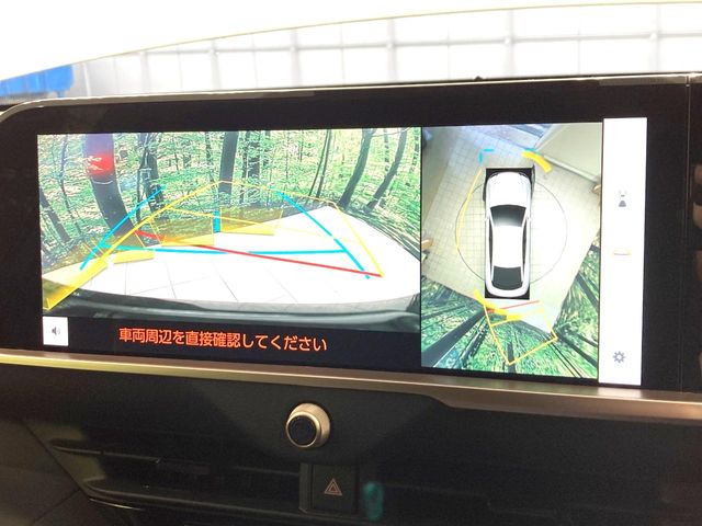 【パノラミックビューモニター】専用のカメラにより、上から見下ろしたような視点で360度クルマの周囲を確認することができます☆死角部分も確認しやすく、狭い場所での切り返しや駐車もスムーズに行えます。