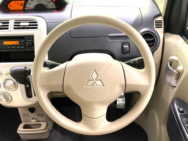 �C���e���A�ɍ��킹���f�U�C���̃X�e�A�����O�́A�^�]�������̂��Ƃ��l���A�^�]���₷���`��A�傫���ł��B�����x�A���ۂɐG���Ă��m���߂��������B