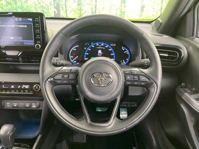 �C���e���A�ɍ��킹���f�U�C���̃X�e�A�����O�́A�^�]�������̂��Ƃ��l���A�^�]���₷���`��A�傫���ł��B�����x�A���ۂɐG���Ă��m���߂��������B