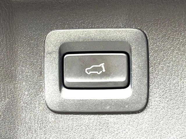 【パワーバックドア】スマートキーや運転席のボタンを押すだけでリアゲートが自動で開閉します!荷物を持っている時や、高い位置にあるバックドアを閉める際に便利な機能です♪