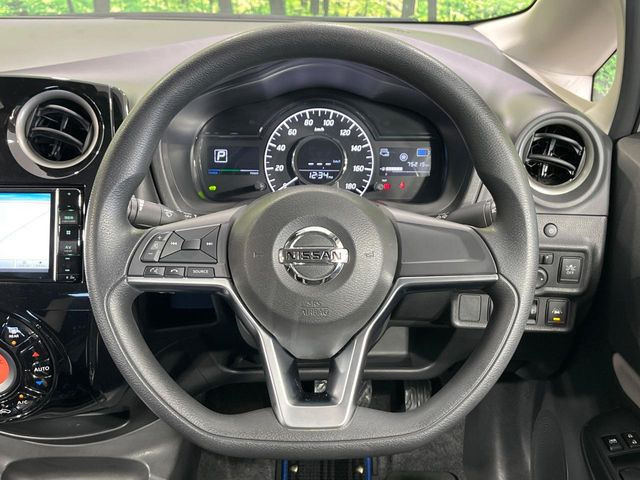 �C���e���A�ɍ��킹���f�U�C���̃X�e�A�����O�́A�^�]�������̂��Ƃ��l���A�^�]���₷���`��A�傫���ł��B�����x�A���ۂɐG���Ă��m���߂��������B